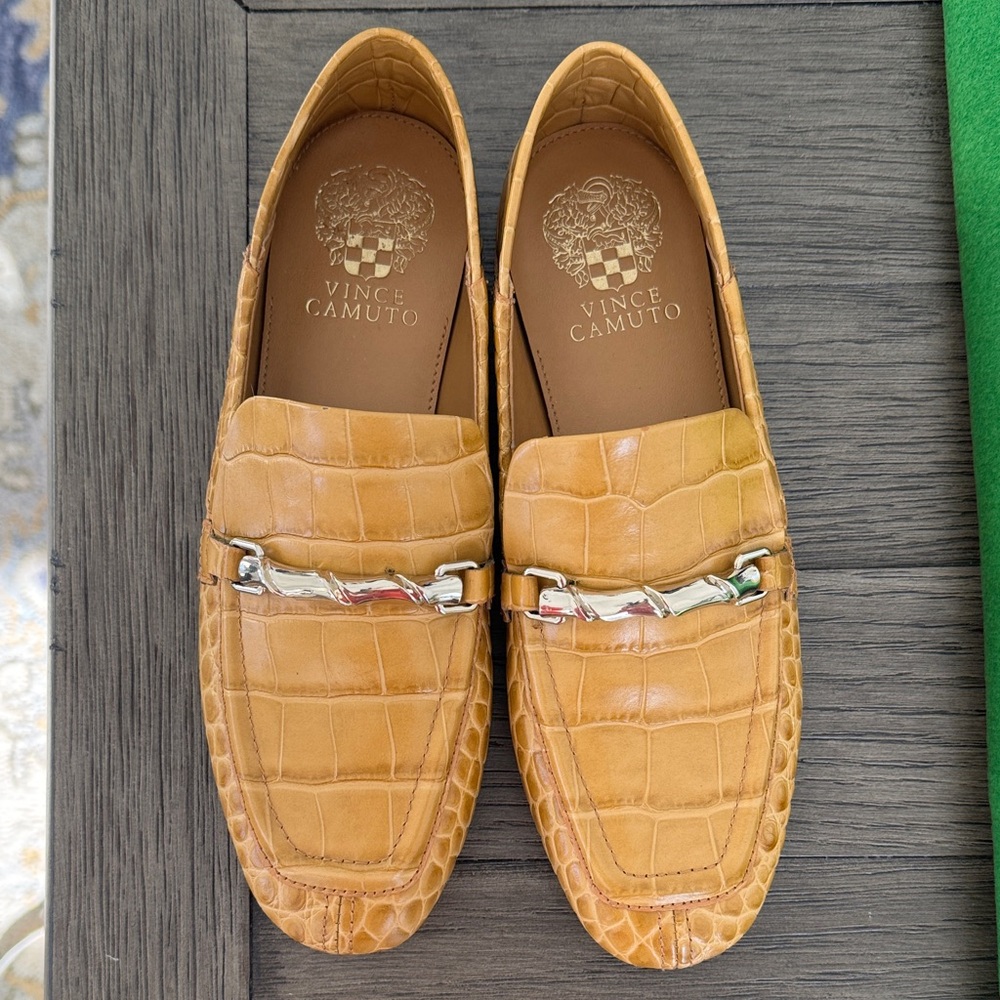 Vince Camuto Perenna tan croc embossed leather loafers w/bit detail. Size 7.